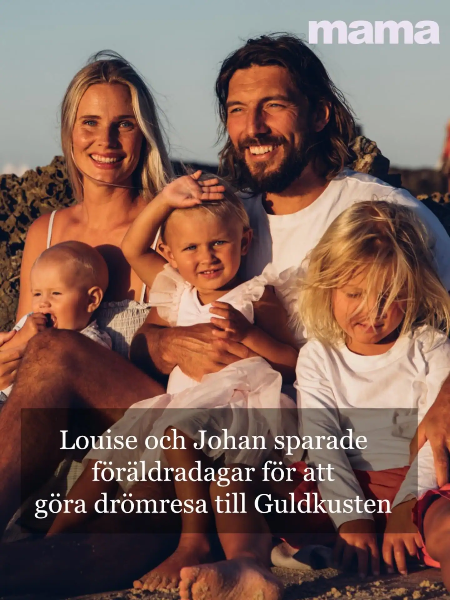 Familj på stranden med solnedgång, glädje och samhörighet.